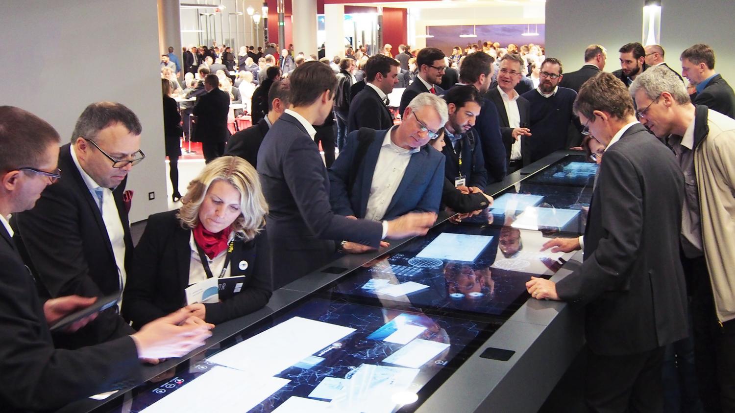 Unity3D Multitouch Messeanwendung Trilux Licht verbindet [redPlant